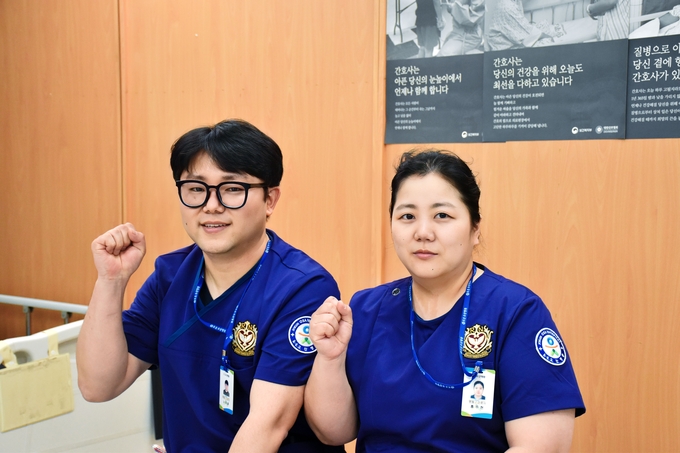 사진 왼쪽부터 조은오산병원 노승철, 홍주현 간호사 부부모습(사진=오산 조은오산병원 제공)