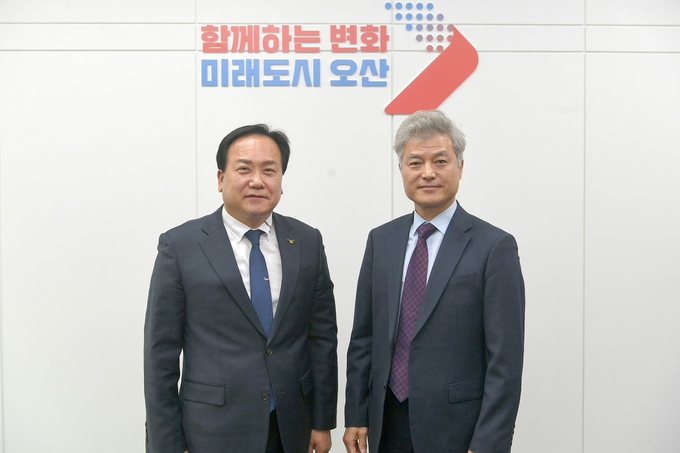 이권재 오산시장-화성오산교육지원청 정광윤 교육장이 미래교육 발전을 모색하는 간담회를 가졌다.(사진=오산시 제공)