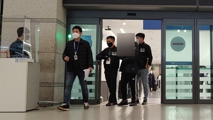  아동을 유인해 성착취물을 제작한 20대가 국내 송환됐다. (사진=경기남부경찰청 제공)