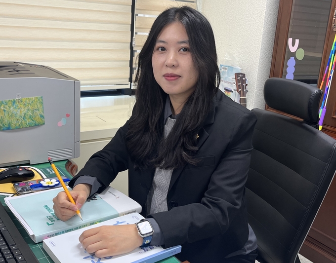 정예지 인천 부평구의원이 구의회 사무살에서 경기신문과 인터뷰하고 있다. ( 사진 = 김샛별 기자 )