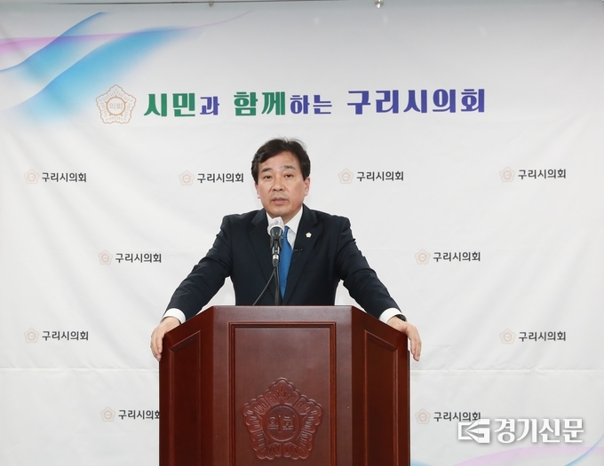 구리시의회 권봉수 의장이 8일 의정브리핑에서 전날 논의된 주례회의 결과를 설명하고 있다.(사진=구리시의회 제공)