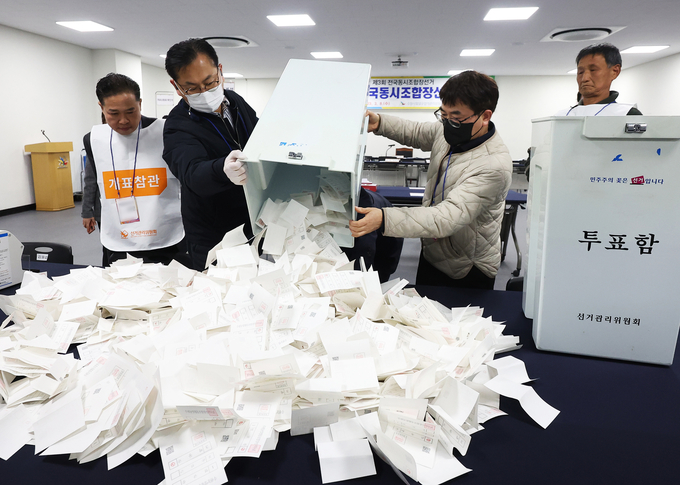 8일 오후 경기도 수원시 팔달구선거관리위원회에서 가 진행되고 있다. (사진=연합뉴스)