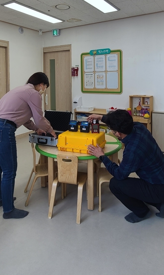  실내 공기질 측정 관련 관계자가 어린이집등 다중시설에서 무료로 측정하고 있다.(사진=광주시 제공)