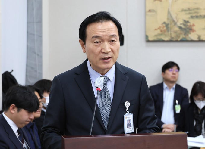  임태희 경기도교육감이 국회 교육위원회에서 전국연합학력평가 개인정보 유출 사고에 대해 설명하고 있다. (사진=연합뉴스 제공)