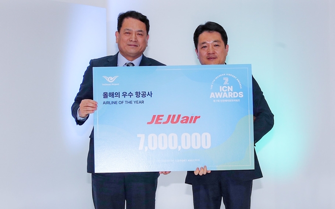 '2002 우수 항공사에 선정된 제주항공 김이배 대표(오른쪽)가 김경욱 인천공항공사 사장과 기념촬영을 하고 있다. ( 사진 = 제주항공 제공 )