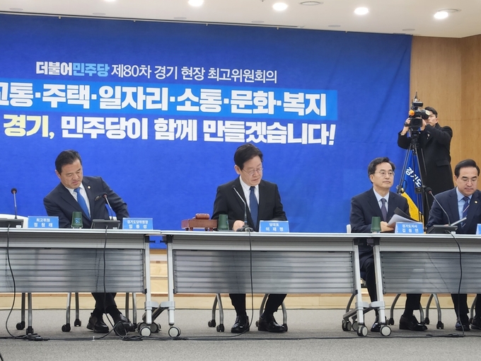 더불어민주당이 10일 경기도의회에서 최고위원회의를 실시했다. 왼쪽부터 더불어민주당 임종성 경기도당 위원장, 이재명 당대표, 김동연 도지사, 박홍근 원내대표. (사진=김한별 기자)