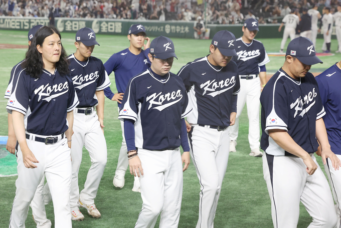 10일 일본 도쿄 도쿄돔에서 열린 2023 월드베이스볼클래식(WBC) B조 1라운드 2차전 한국과 일본의 한일전에서 대패한 한국 선수들이 어두운 표정으로 경기장을 떠나고 있다. (사진=연합뉴스)