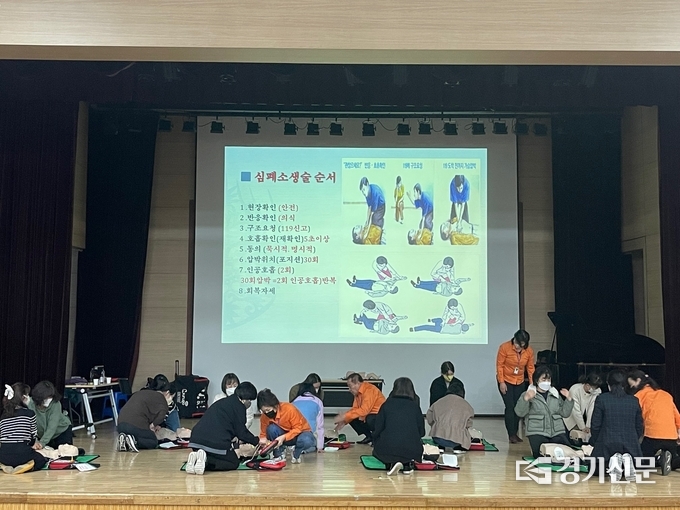 남양주시가 어린이 집 보육 교직원을 대상으로 응금처치 및 심폐 소생술에 대한 교육을 실시하고 있다. (사진=남양주시 제공) 