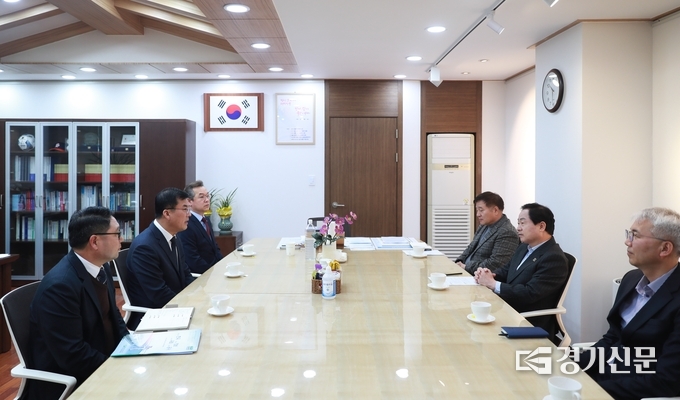 주광덕 남양주시장과 LX(한국국토정보공사) 권경현 경기북부지역본부장과 이경한 남양주구리지사장과의 간담회가 지난 10일 시장실에ㅔ서 열려 공적 역할에 함께 협력하자고 다짐했다.(사진=남양주시 제공)