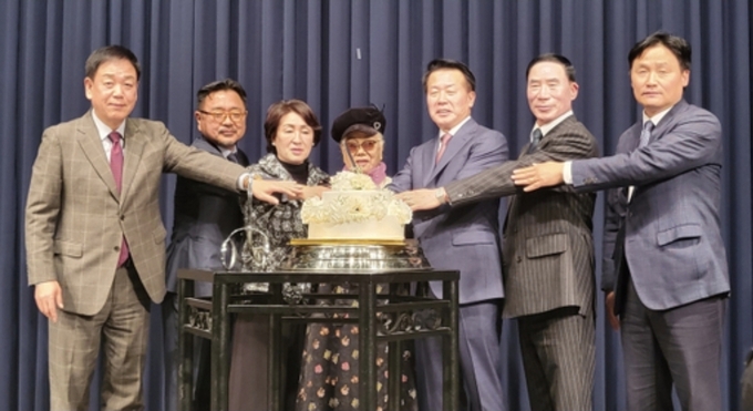 10일 수원시 라마다호텔에서 진행된 경기도조정협회 제3대 회장 취임식 케이크 커팅식에서 안교재 경기도조정협회장(오른쪽 세번째)이 주요 내빈들과 함께 기념사진을 찍고 있다. (사진=경기도조정협회 제공)