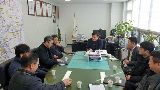  공사 노조 간부들이 지난달 22일 공사 창립 후 처음으로 사장실을 항의 방문했다.(사진=남양주도시공사 노조 제공)