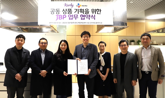 컬리와 CJ제일제당이 지난 9일 서울 중구 CJ제일제당 본사에서 공동 상품개발 위한 파트너십을 체결했다. (왼쪽부터 세번째·네번째) 컬리 김슬아 컬리 대표, CJ제일제당 식품한국사업총괄. (사진=컬리 제공)