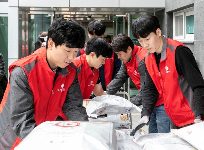 롯데케미칼 종합기술원 임직원들이 대전 지역아동센터에 방문해 일손을 돕고 있다. (사진=롯데케미칼)