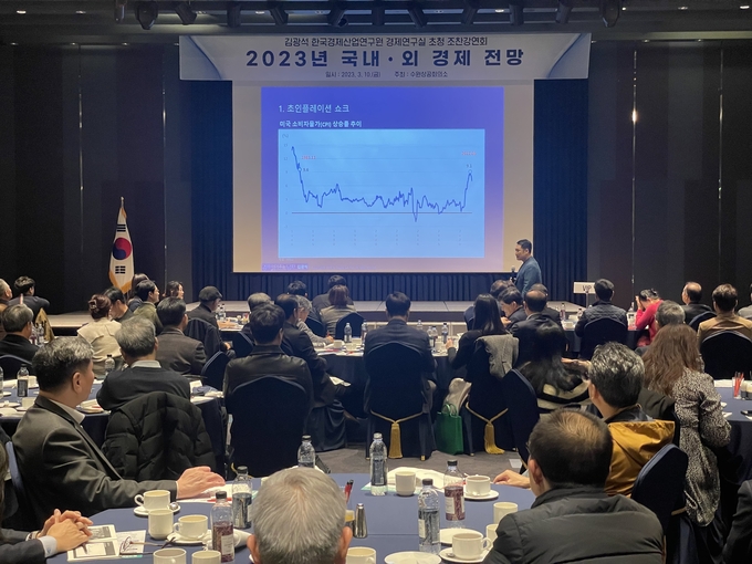 지난 10일 수원 라마다프라자 호텔에서 열린 2023년 경제전망 조찬 강연회. (사진=수원상공회의소 제공)