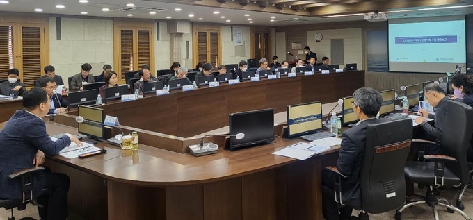 환경계획과 도시계획을 대표하는 시민단체, 대학교 교수, 전문가, 공무원 등이 지난 10일 인천시청 영상회의실에 모여 ‘인천시 제6차 환경계획 수립 용역’ 중간보고를 진행하고 있다. ( 사진 = 인천시 제공 ) 
