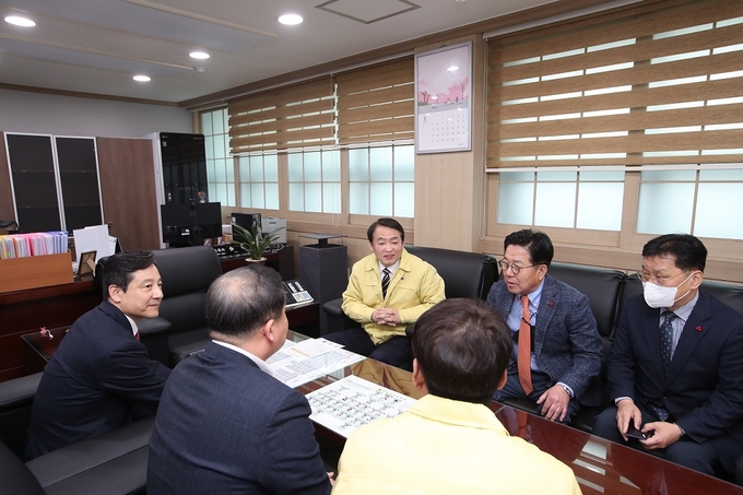 신한은행이 인천 현대시장 화재 피해 복구를 위해 성금 1억 원을 지원한다. 황재필 신한은행 인천기관본부장(왼쪽 첫번째), 김찬진 인천 동구청장(왼쪽 세번째), 조상범 인천사회복지공동모금회장(오른쪽 두번째) 및 관계자들이 인천 동구 현대시장 화재 피해 복구 지원방안을 논의하는 모습. (사진=신한은행 제공)