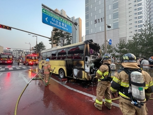  지난 7일 남양주시에서 주행 중이던 학원 통학 차량에 화재가 발생했다. (사진=남양주소방서 제공)