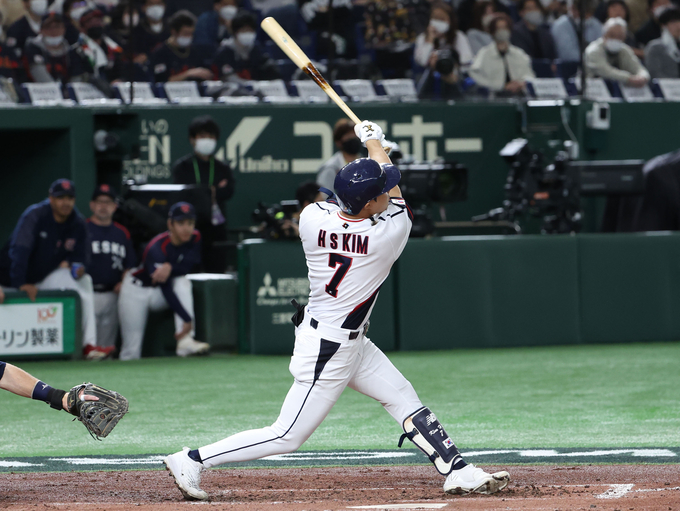 12일 일본 도쿄 도쿄돔에서 열린 2023 월드베이스볼클래식(WBC) 1라운드 B조 3차전 한국과 체코의 경기에서 2회말 한국 선두타자로 나선 김하성이 좌월 솔로포를 쏘아올리고 있다. (사진-=연합뉴스)