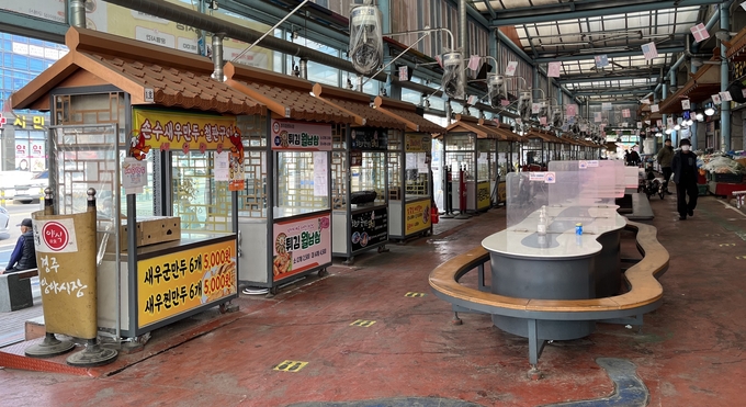 지난 10일 찾은 경주 중앙시장. 밤이 되면 가판대에서 음식을 판매한다. ( 사진 = 김샛별 기자 ) 