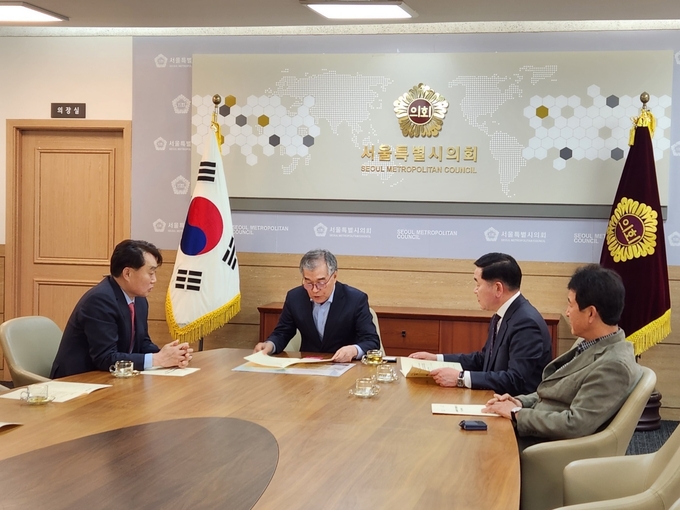 g하은호 군포시장이 서울시의회 김기현의장을 만나 군포에 있는 서울시 남부기술교육원 부지 인수에 대한 도움을 요청하고 있다.. )사진 = 군포시 제공)