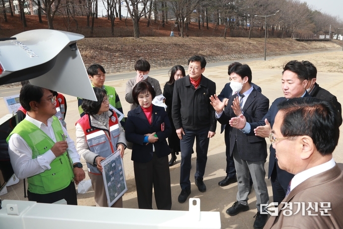 드론 활용 스마트 산림 운영에 관한 설명이 진행되고 있다. (사진=성남시의회 제공) 