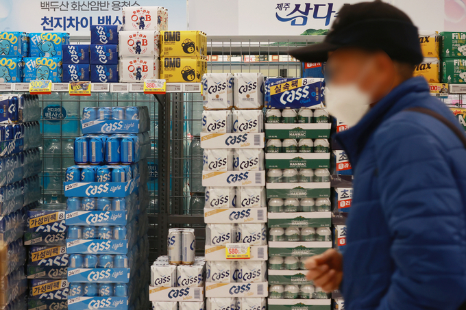 대형마트 주류코너에서 시민이 쇼핑하고 있다. (사진=연합뉴스)