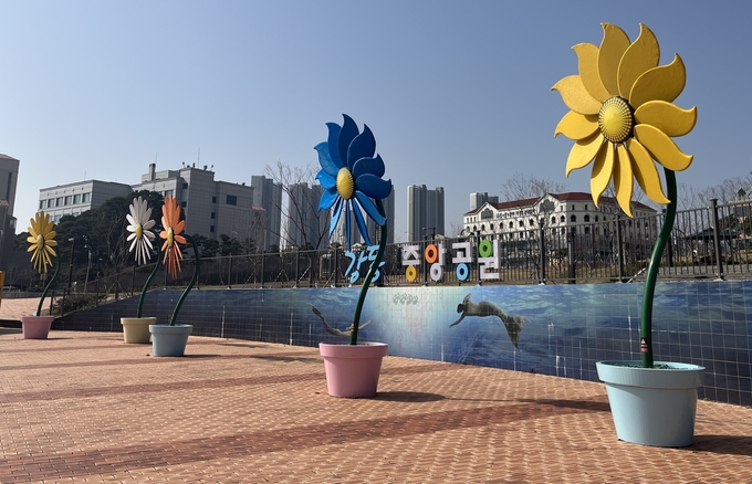 지난 10일 강동중앙공원에 설치된 경관 조명 모습. ( 사진 = 김샛별 기자 )