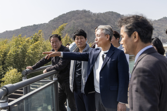 지난 10일 윤환 구청장이 태화강 국가 정원을 보고 있다. ( 사진 = 계양구 제공 )