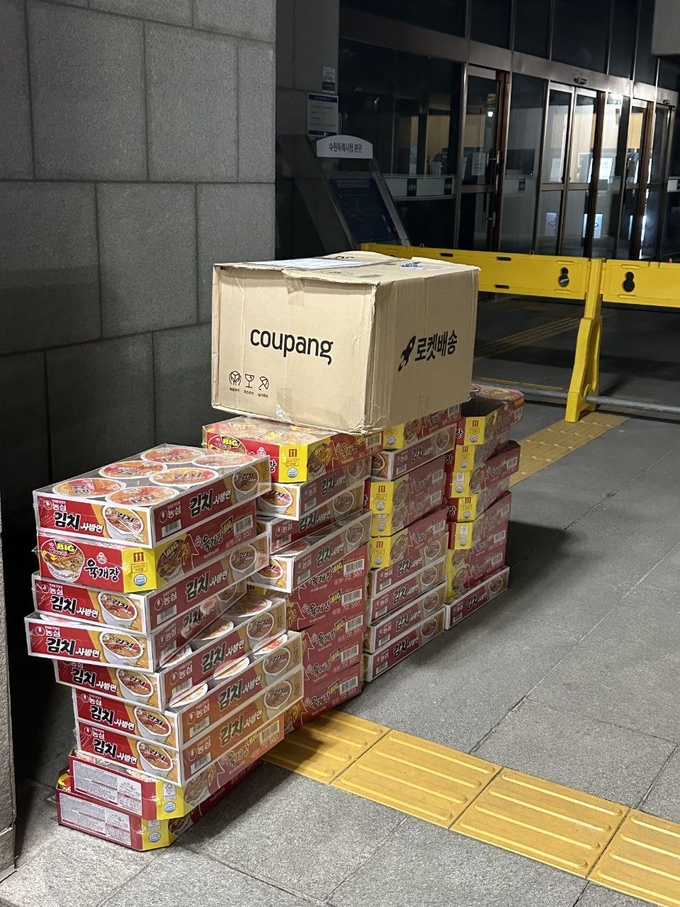 익명의 기부자가 지난 12일 일요일 새벽 수원시청 현관 앞에 컵라면 36상자를 두고 사라졌다. (사진=수원시 제공)