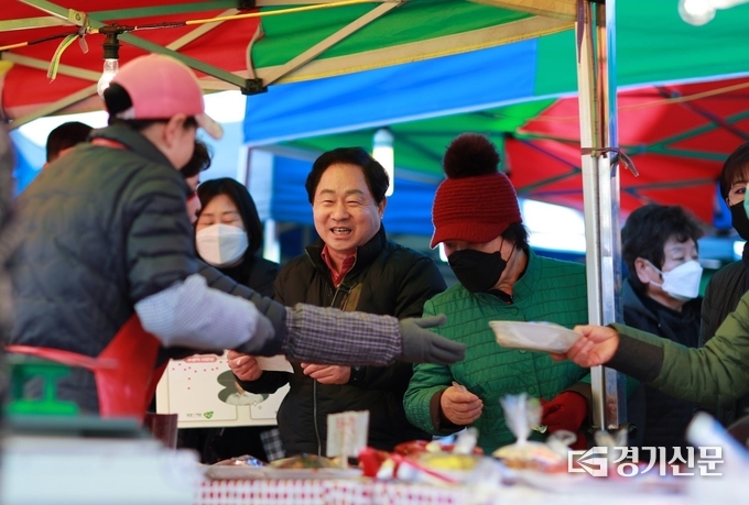 민선 8기 출범 이후 시민들과 '진심소통'을 이어오고 있는 주광덕 남양주시장이 지난 13일엔 마석오일장에서 소통의 시간을 가졌다.(사진=남양주시 제공)