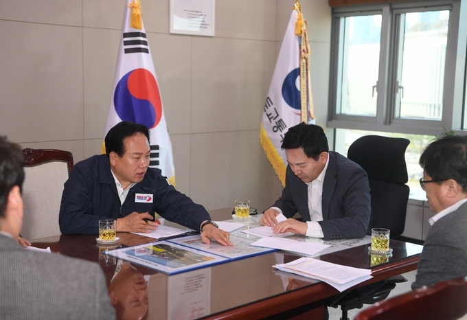 이권재 오산시장이 13일 원희룡 국토교통부 장관과 간담회를 갖고 경부선 철도 횡단도로, 분당선 연장, 서울역행 노선 신설 등 광역교통 개선 및 서부지역 도시개발 방안 등 광범위한 교통대책을 건의하고 있다.(사진=오산시 제공)