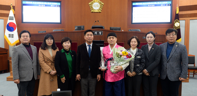 오산시의회가 13일 제275회 오산시의회(임시회) 명예의장으로 고(故) 칠보 공석윤 의사를 추서했다.(사진=오산시의회 제공)