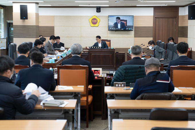 13일 인천시의회 도시계획 도시개발사업 관련 행정사무조사 특별위원회는 특별위원회 회의실에서 행정사무조사 특별위원회를 열고 송도6·8공구와 송도유원지에 대한 행정사무조사를 실시했다. ( 사진 = 인천시의회 제공 )
