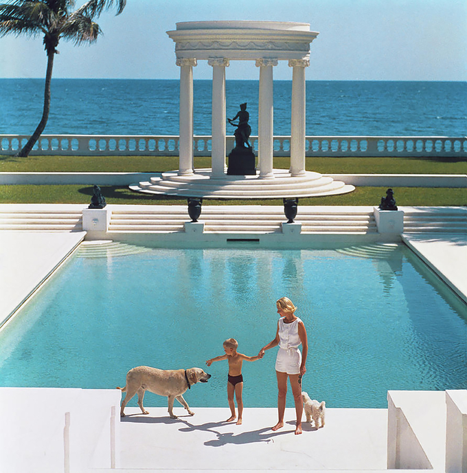 Slim Arrons, Nice Pool, 127×127㎝, C-print, 1955. (사진=아트스페이스 J 제공)