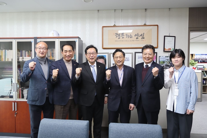 김한정 의원이 김동영 ·김창식 도의원 등과 오후석 경기도 행정2부지사를 만나 현안 등을 논의 했다.(사진=김한정 의원실 제공)
