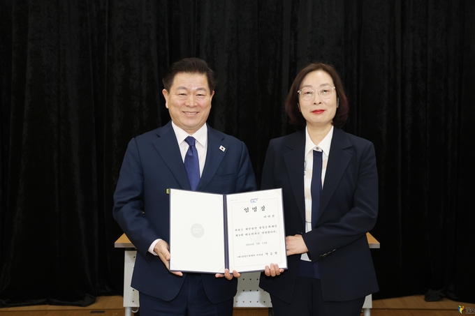 왼쪽 박승원 광명시장, 오른쪽 어연선 광명문화재단 대표이사.(사진=광명시 제공).