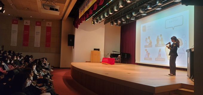 지난 13일 경인여대에서 계양서 외사계 이현경 경사가 경인여대 유학생을 대상으로 범죄예방교육을 하고 있다. ( 사진 = 계양서 제공 ) 