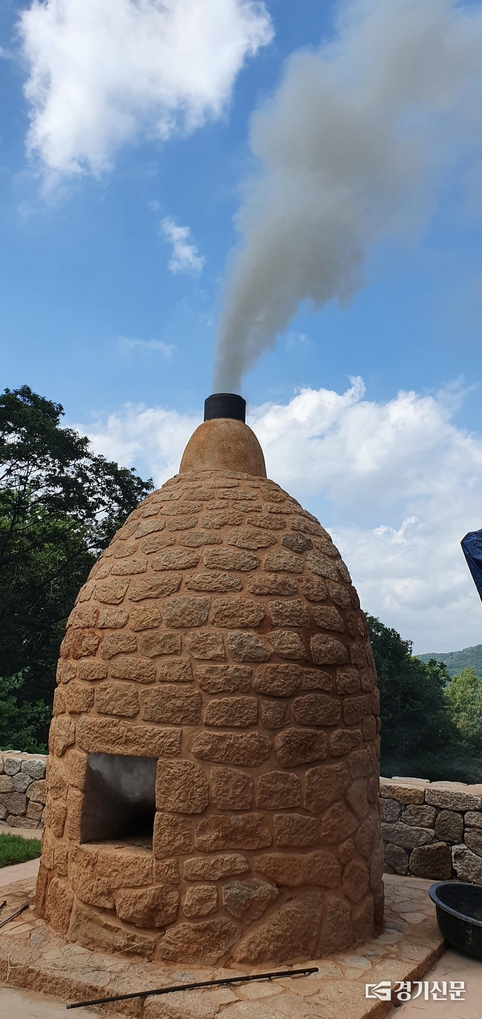 성남 천림산 봉수대에서 연기를 피우는 것을 재현한 모습. (사진=성남학연구소 제공).