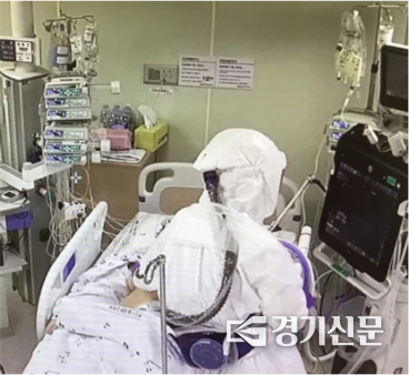 의료진이 음압병동에 있는 환자에게 폐 초음파를 수행하고 있는 모습. (사진=분당서울대병원 제공)