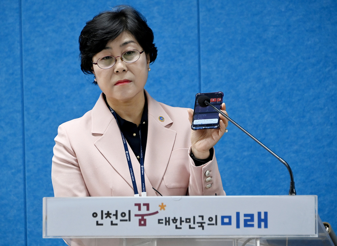 14일 김명숙 인천시 복지서비스과장이 시청 브리핑룸에서 인천시 고독사 예방 및 관리 추진상황과 관련해 브리핑을 하며 인공지능을 활용한 'AI케어콜 돌봄서비스' 시연을 하고 있다. ( 사진 = 인천시 제공 )