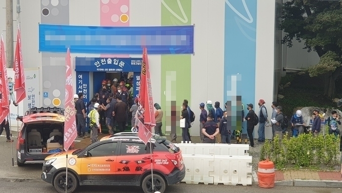 건설 현장에서 공사 차량 출입을 방해하는 한국노총 산하 건설 노조. (사진=경찰청 제공)
