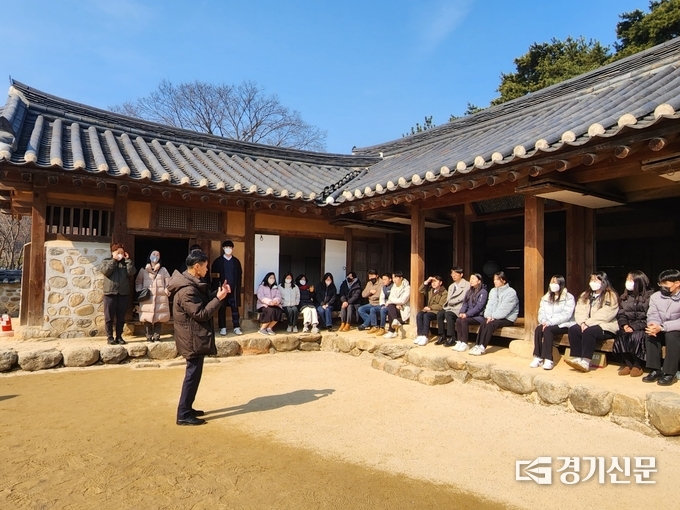 남양주시가 신규 임용된 새내기 공우원에 대한 직무교육을 다산 정약용선생 유적지에서 실시했다. 선생의 본가 여유당에서 새내기 공무원들이 남양주시립박물관 학예사인 김형섭 박사로부터 설명을 듣고 있다. (사진=남양주시 제공)