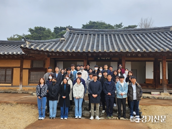 다산의 생가 여유당에성 특강을 들은 새내기 공무원들이 기념촬영을 했다.(사진=남양주시 제공)