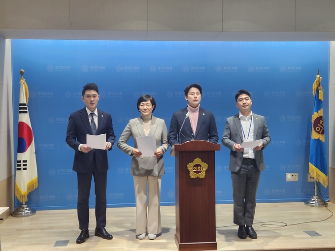 도의회 더불어민주당이 14일 도의회 브리핑룸에서 기자회견을 하고 있다. (사진=김기웅 기자)