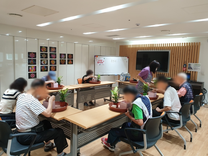광명시 치매안심센터는 치매 진단을 받은 지역 내 어르신을 대상으로 전문적인 인지자극프로그램을 제공하는 단기쉼터를 4월부터 운영하고 참여자를 상시 모집한다.(사진=광명시 제공).
