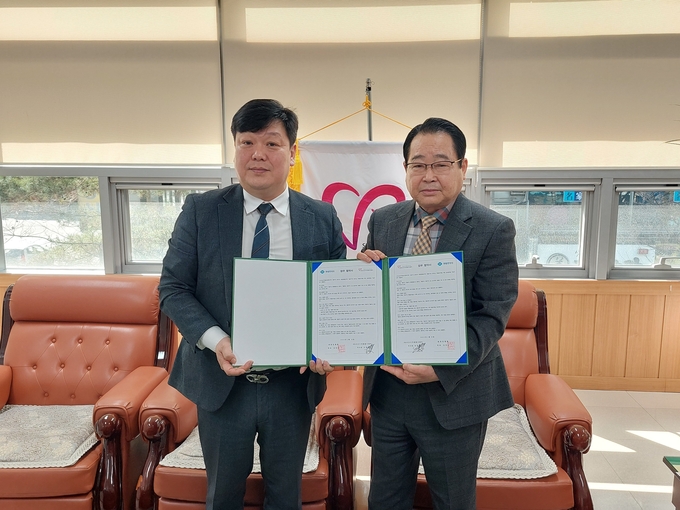 오산시자원봉사센터 이경용 이사장과 희망찬병원 김진균 병원장이 ‘자원봉사자 복지증진’ 을 업무협약을 진행했다.(사진=오산시자원봉사센터 제공)