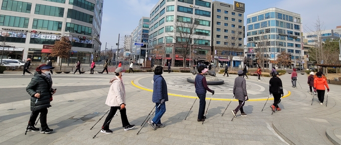 지난 2022년 12월 아시아드선수촌근린공원 만국광장에서 참여자들이 노르딕워킹을 배우고 있다. ( 사진 = 남동구 제공 ) 