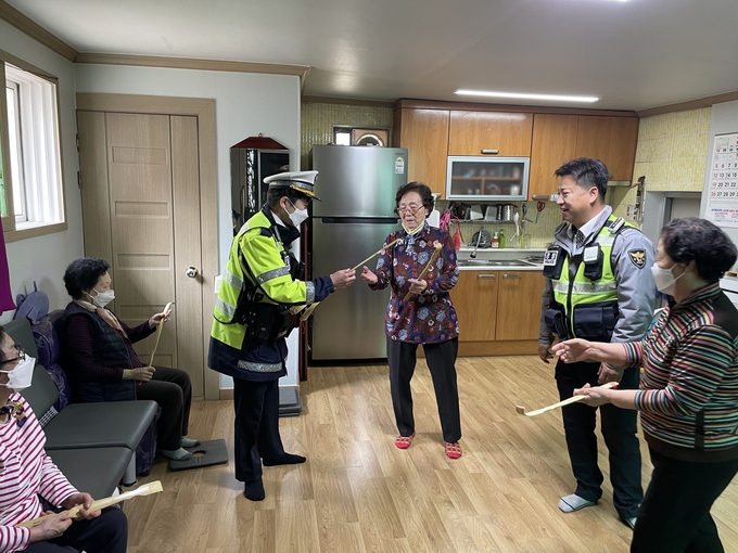 구리경찰서는 봄철 어르신들의 야외활동이 늘어남에 따라 무단횡단 등 교통사고가 증가할 것을 대비 노인·어린이 보행자 교통사고를 줄이기 위해 찾아가는 홍보에 나섰다.(사진=구리경찰서 제공)