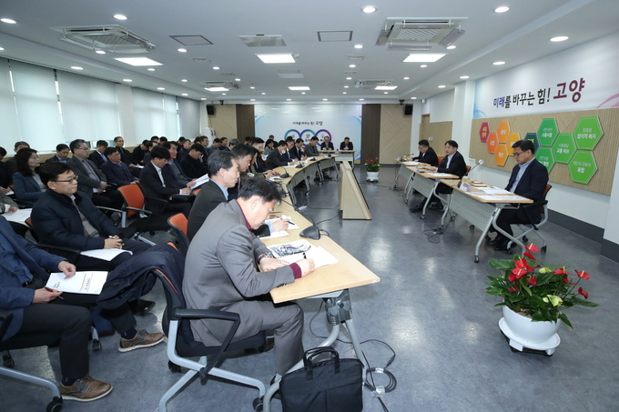 이동환 고양시장이 3개 구청장, 44개 동장과의 간부회의를 통해 소통하고 있다.(사진=고양시 제공)