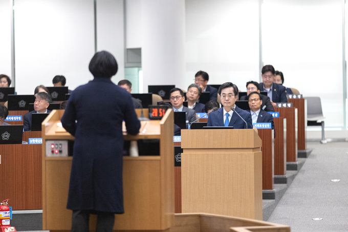 김동연 경기도지사가 15일 도의회 제367회 임시회 제2차 본회의에서 이은주(민주·화성7) 의원의 질문에 답하고 있다. (사진=경기도 제공)